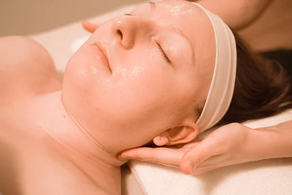 Massage du visage étape par étape dans le salon de spa gros plan — Photo