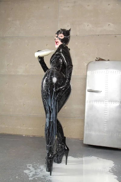 Catwoman Posiert Mit Milch Schwarzen Latex Catsuit Und Cosplay Maske — Stockfoto