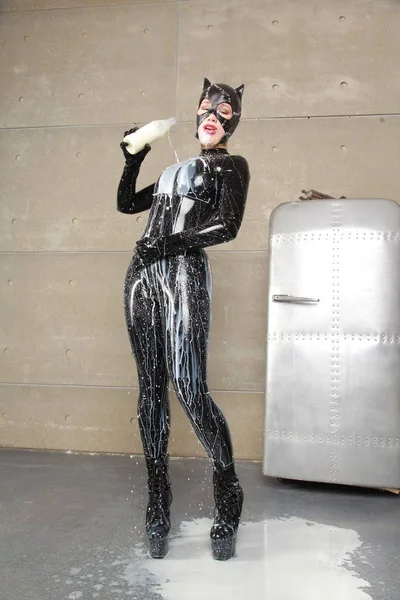 Kočičí Žena Pózující Mlékem Černém Latexovém Kostýmu Cosplay Masce — Stock fotografie