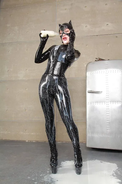 Catwoman Posiert Mit Milch Schwarzen Latex Catsuit Und Cosplay Maske — Stockfoto