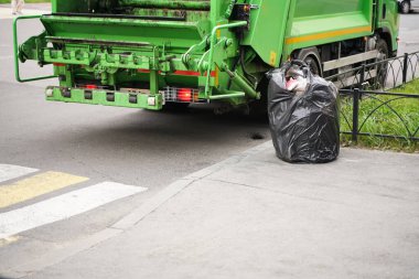 Yeşil çöp kamyonu atık imhası için boşaltılıyor, Garajlar çevresel kirlilik yaratıyor.