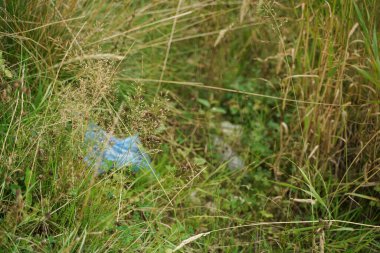 Çöp her yerde. Çevre kirliliği. dünya çapında sorun.