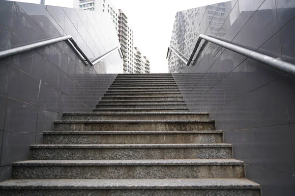 市内の近代的な灰色の石の階段 — ストック写真