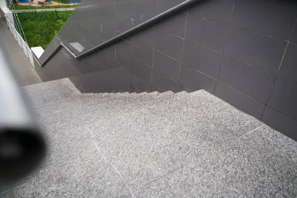 市内の近代的な灰色の石の階段 — ストック写真