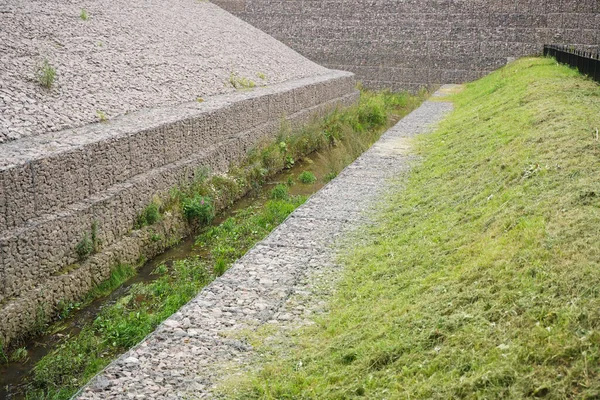 Arroyo Recién Hecho Centro Ciudad Bancos Piedra Pequeñas Piedras Una — Foto de Stock