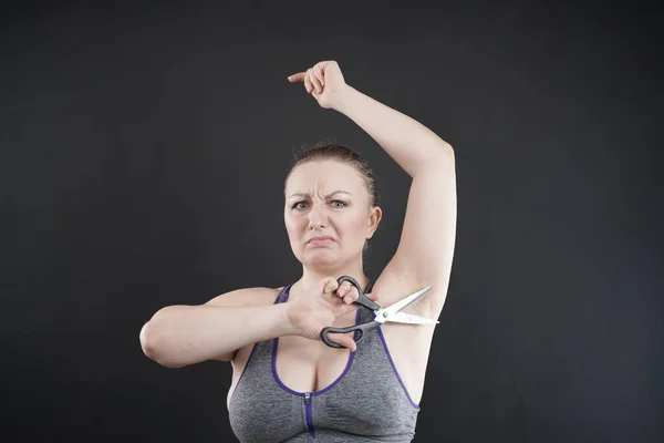 Velikost Ženy Ukazuje Chlupaté Podpaží Dívka Drží Ruce Nůžky Zažívá — Stock fotografie