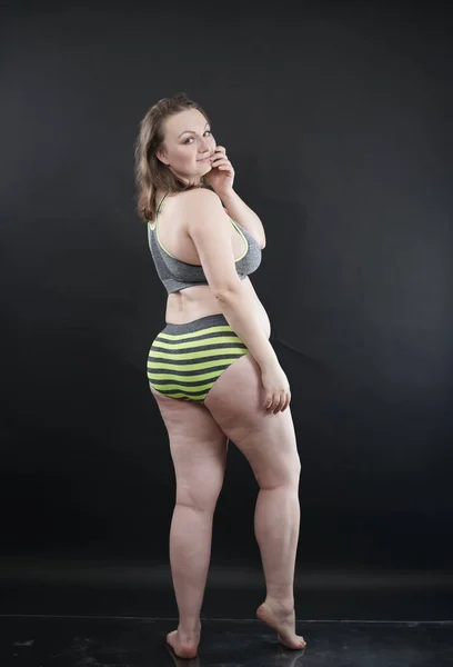 Size Donna Mostra Suo Corpo Smagliature Capelli Con Cellulite Incoraggia — Foto Stock