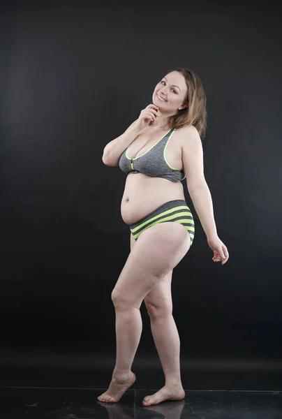 Mulher Size Mostra Seu Corpo Estrias Cabelo Com Celulite Incentiva — Fotografia de Stock