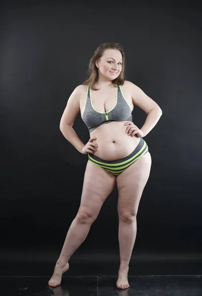Size Frau Zeigt Ihren Körper Dehnungsstreifen Und Haaren Mit Cellulite — Stockfoto