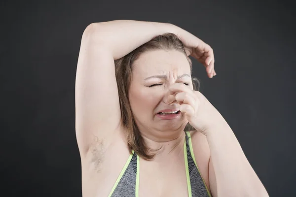 Femme Montre Son Aisselle Non Rasée Taille Femme Âge Moyen — Photo