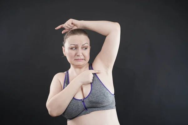 Femme Montre Son Aisselle Non Rasée Taille Femme Âge Moyen — Photo