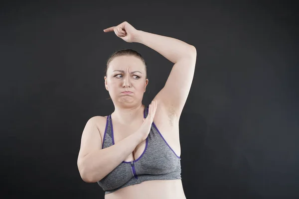 Femme Montre Son Aisselle Non Rasée Taille Femme Âge Moyen — Photo