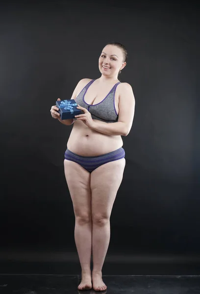 Красивая Плюс Размер Женщина Спортивном Нижнем Белье Держит Коробку Подарочной — стоковое фото
