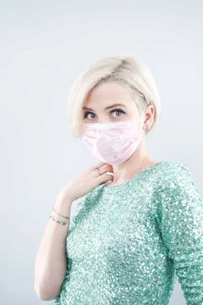 Una Mujer Guapa Con Máscara Médica Joven Mujer Caucásica Máscara —  Fotos de Stock