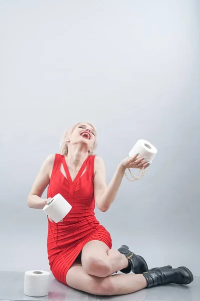 Mujer Caucásica Que Almacena Papel Higiénico Tejido Durante Brote Coronavirus — Foto de Stock