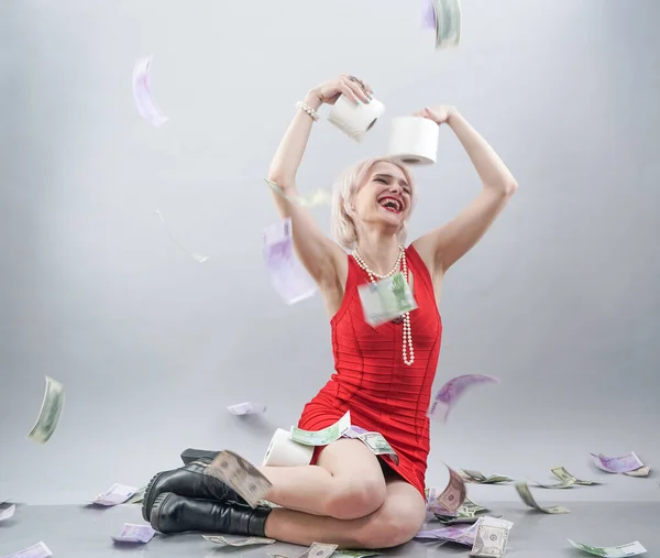 Caucasiano Menina Loira Emocional Vestido Vermelho Detém Papel Higiênico Goza — Fotografia de Stock