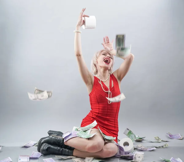 Caucasiano Menina Loira Emocional Vestido Vermelho Detém Papel Higiênico Goza — Fotografia de Stock