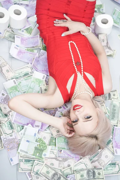 Una Chica Rubia Emocional Vestido Rojo Está Acostado Dinero Disperso Fotos De Stock