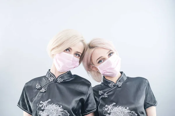 Dua Wanita Eropa Berpakaian Hitam Cina Gaun Dan Wajah Masker — Stok Foto
