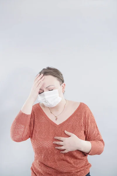 Covid Pandemia Koronawirusa Zbliżenie Kobiety Średnim Wieku Swetrze Maską Chirurgiczną — Zdjęcie stockowe