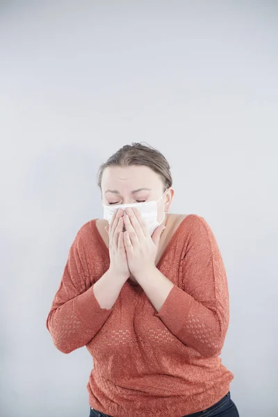 Covid Pandemia Koronawirusa Zbliżenie Kobiety Średnim Wieku Swetrze Maską Chirurgiczną — Zdjęcie stockowe