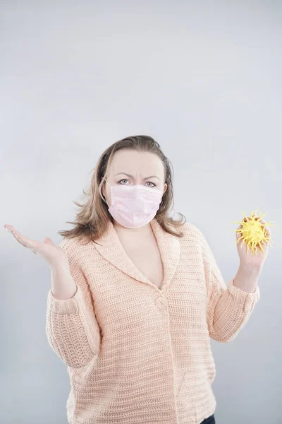 Una Donna Con Una Maschera Protettiva Tiene Mano Batterio Coronavirus — Foto Stock