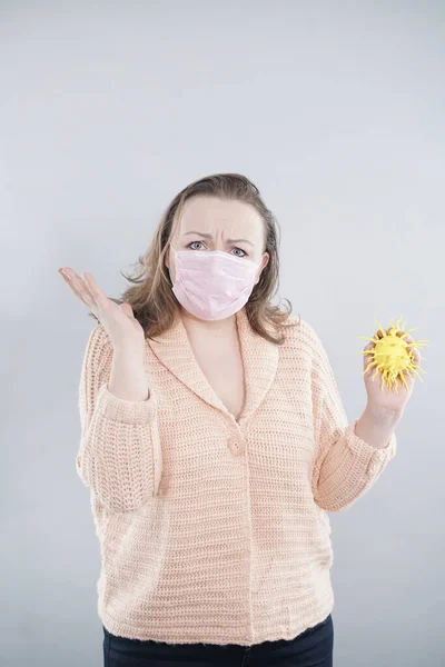 Una Mujer Con Una Máscara Protectora Sostiene Una Bacteria Coronavirus —  Fotos de Stock