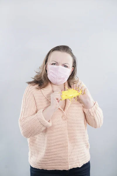 Una Mujer Con Una Máscara Protectora Sostiene Una Bacteria Coronavirus —  Fotos de Stock