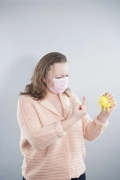 Женщина Защитной Маске Держит Руке Коронавирусную Бактерию Выражает Негативные Эмоции — стоковое фото