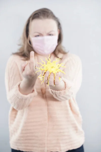 Kobieta Masce Ochronnej Trzyma Ręku Bakterię Koronawirusową Wyraża Negatywne Emocje — Zdjęcie stockowe