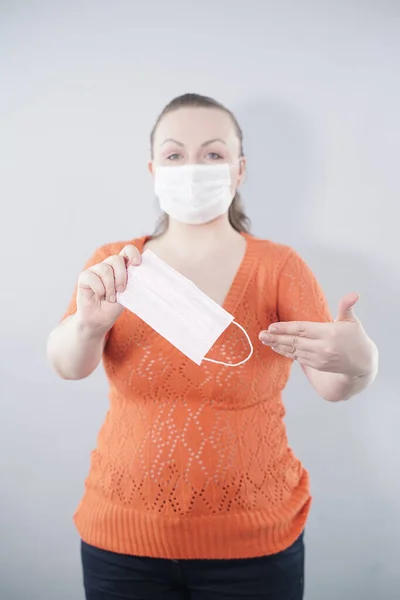 Дружня Жінка Яка Дає Медичну Маску Просить Залишатися Безпеці Вдома — стокове фото