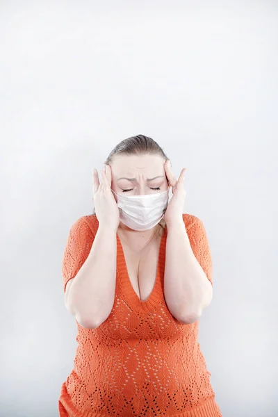 Close Van Middelbare Leeftijd Vrouw Met Beschermende Masker Kijken Opzij — Stockfoto