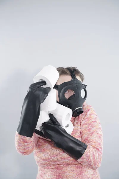 Mujer Asustada Una Máscara Gas Guantes Toma Todo Papel Higiénico Fotos De Stock Sin Royalties Gratis