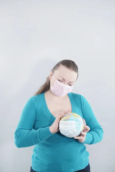 Concetto Pandemia Influenzale Globale Persone Braccia Con Mondo Globo Con — Foto Stock