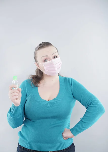 Mano Mujer Que Aplica Aerosol Alcohol Bacterias Para Prevenir Propagación —  Fotos de Stock