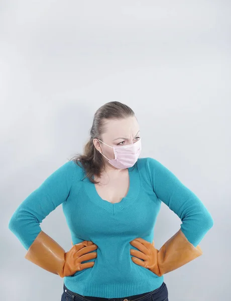 Biała Gospodyni Domowa Średnim Wieku Nosi Ochronną Maskę Medyczną Duże — Zdjęcie stockowe