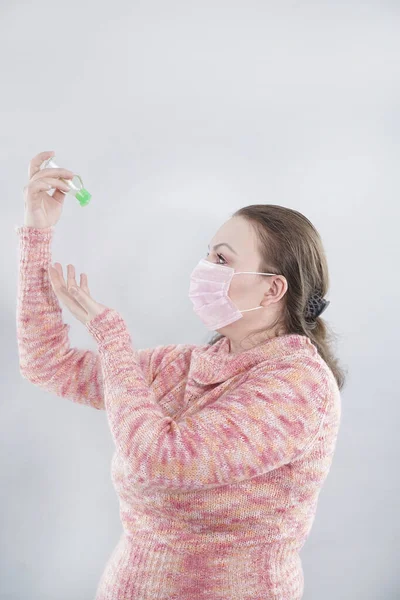 Ręka Kobiety Stosującej Spray Alkoholowy Lub Antybakteryjny Celu Zapobieżenia Rozprzestrzenianiu — Zdjęcie stockowe