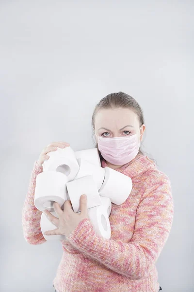 Una Donna Indossa Una Maschera Facciale Proteggersi Dal Virus Corona — Foto Stock