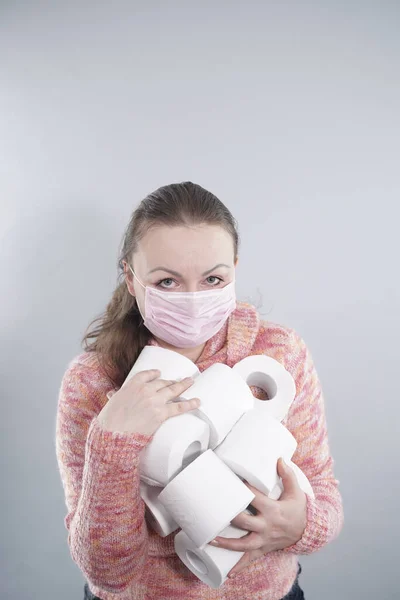 Bir Kadın Corona Virüsü Nden Korunmak Için Maske Takıyor Karantina — Stok fotoğraf