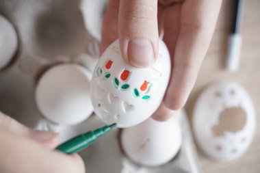 Adım adım fotoğraf talimatı. Şablon kullanarak bir şablon oluşturuluyor. Şablon kullanarak Paskalya yumurtalarını çizmek. Çocuk sanat projesi. DIY kavramı.