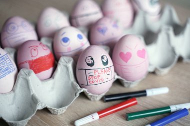 Paskalya tatili dekorasyonu için maske takarak kendin yap. Kopyalama alanı ile seçmeli odak. COVID-19 koruması. Corona virüslü Paskalya yumurtaları COVID19 koruma kavramları.