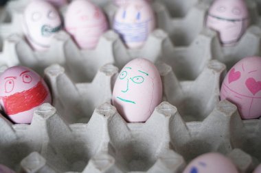 Paskalya tatili dekorasyonu için maske takarak kendin yap. Kopyalama alanı ile seçmeli odak. COVID-19 koruması. Corona virüslü Paskalya yumurtaları COVID19 koruma kavramları.