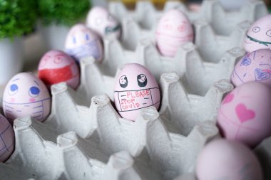 Paskalya tatili dekorasyonu için maske takarak kendin yap. Kopyalama alanı ile seçmeli odak. COVID-19 koruması. Corona virüslü Paskalya yumurtaları COVID19 koruma kavramları.