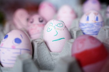 Paskalya tatili dekorasyonu için maske takarak kendin yap. Kopyalama alanı ile seçmeli odak. COVID-19 koruması. Corona virüslü Paskalya yumurtaları COVID19 koruma kavramları.