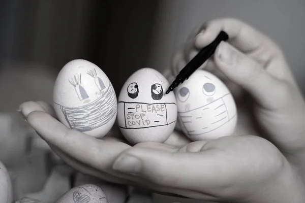 Κάντε Μόνοι Σας Πασχαλινά Αυγά Φορώντας Μάσκα Για Πάσχα Διακόσμηση — Φωτογραφία Αρχείου