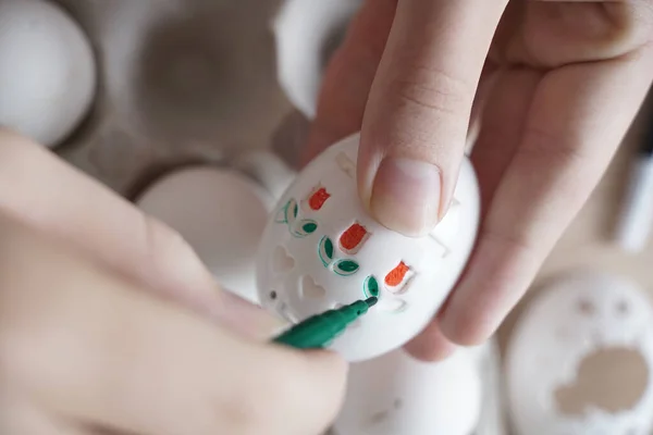연필을 사용하여 패턴을 만드는 부활절 달걀에는 돌멩이를 사용하여 그리기 어린이 스톡 사진