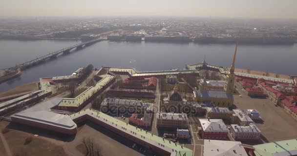 Пролетели беспилотники Петропавловской крепости в Петербурге — стоковое видео