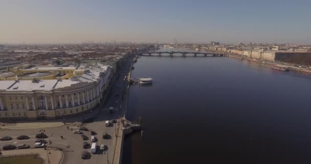 San Petersburgo Río Neva terraplén de primavera — Vídeo de stock