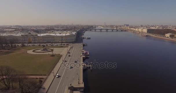 Szentpétervár, Néva folyó töltésén tavaszi — Stock videók