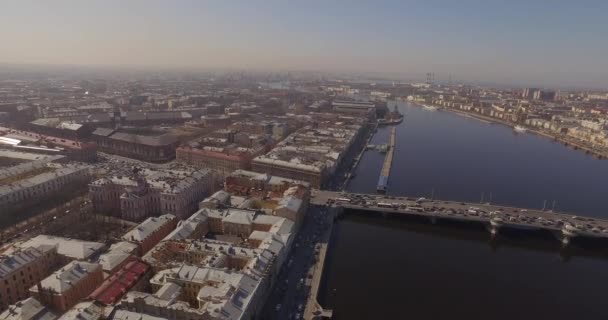 San Petersburgo Río Neva terraplén de primavera — Vídeo de stock